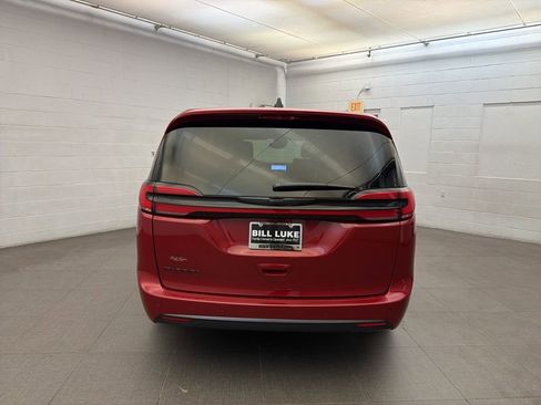 New 2026 Chrysler Pacifica Select image 4