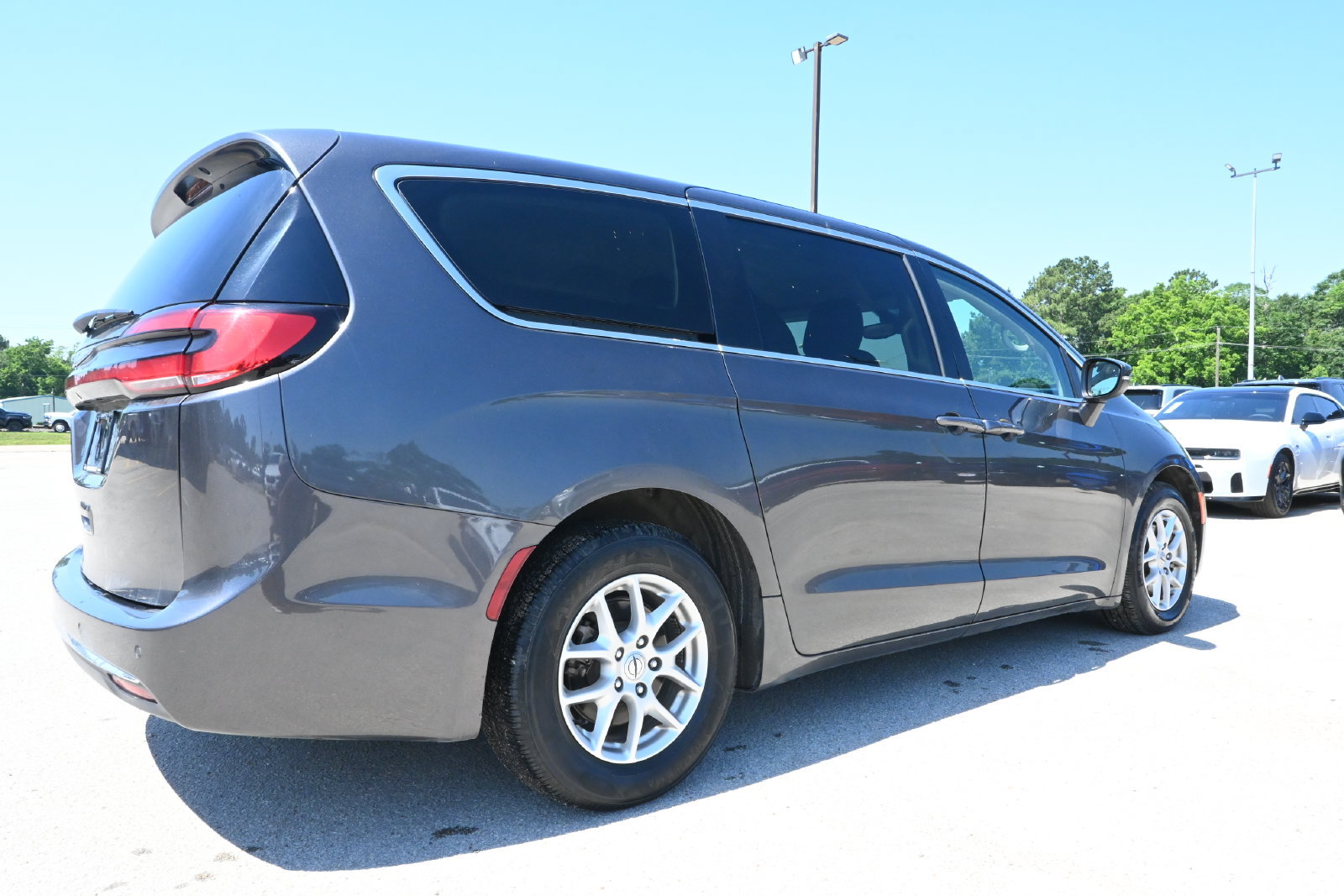 Used 2023 Chrysler Pacifica Touring-L FWD image 3