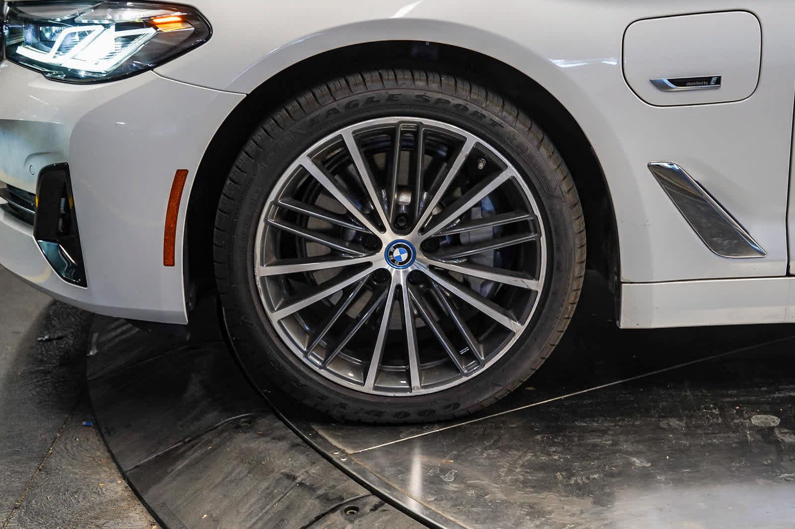 Used 2023 BMW 530e w/ Convenience Package RWD image 9