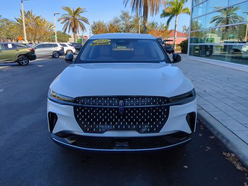 Used 2025 Lincoln Nautilus Premier image 2