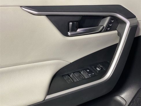 Used 2022 Toyota RAV4 XLE Premium image 30