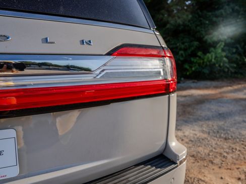 Used 2019 Lincoln Navigator L Reserve AWD/4WD image 11