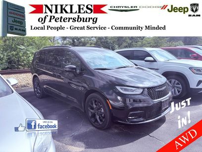 Used 2021 Chrysler Pacifica Limited w/ Uconnect Theater Family Group