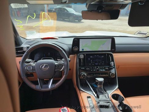 Used 2025 Lexus LX 600 4WD w/ Accessory Package (Z1) image 2