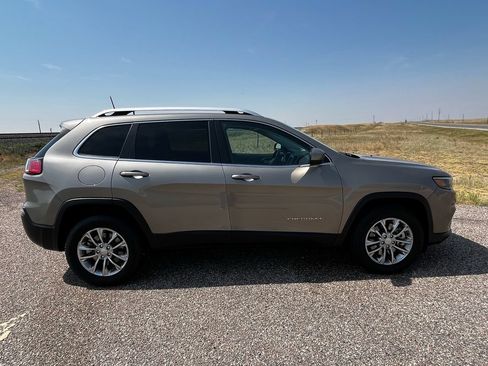 Used 2019 Jeep Cherokee Latitude Plus AWD/4WD image 6