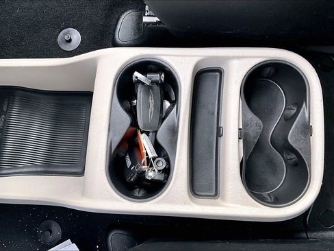 Used 2023 Chrysler Voyager LX image 34