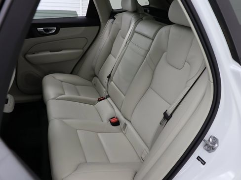 Used 2018 Volvo XC60 T6 Momentum w/ Vision Package image 17