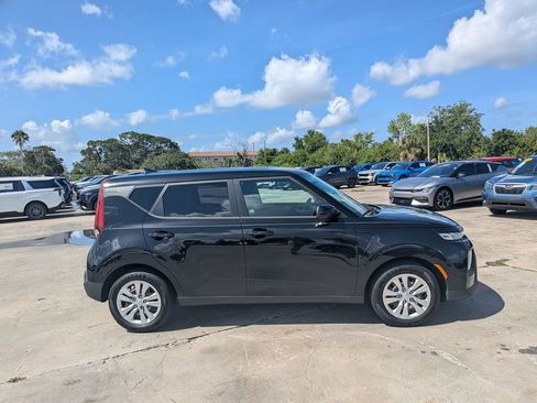 Certified 2022 Kia Soul LX FWD image 9