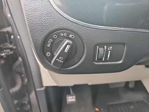 Used 2017 Dodge Grand Caravan SXT FWD image 19