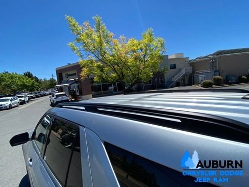 Used 2022 Ford Explorer XLT AWD/4WD image 9
