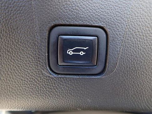 Used 2022 Chevrolet Traverse LT image 9