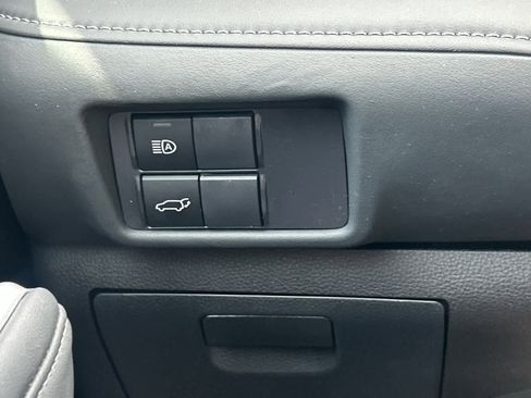 Used 2025 Toyota Highlander XLE image 18