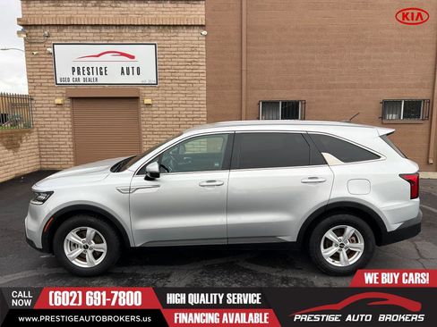 Used 2022 Kia Sorento LX image 2