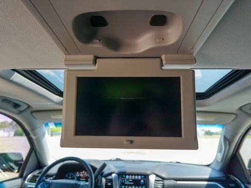 Used 2019 Chevrolet Suburban Premier AWD/4WD image 17