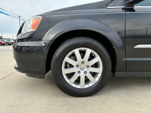 Used 2016 Chrysler Town & Country Touring image 7