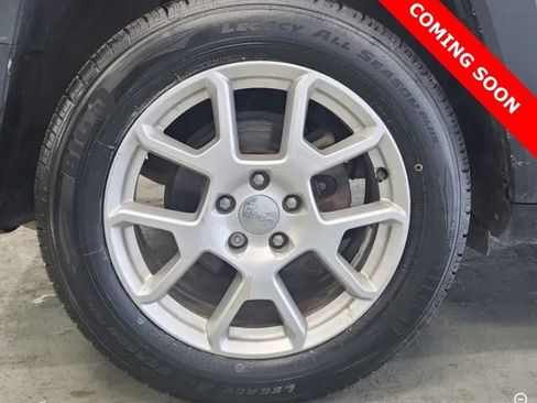 Used 2019 Jeep Renegade Latitude w/ Cold Weather Group image 5