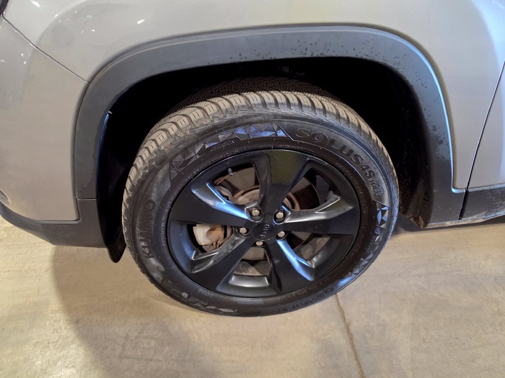 Used 2019 Jeep Cherokee Latitude Plus AWD/4WD image 4