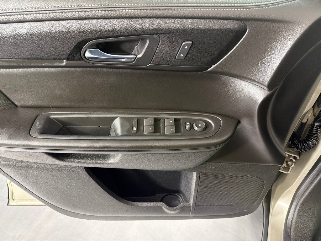 Used 2015 GMC Acadia SLE FWD image 11