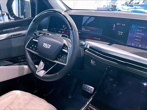 Used 2025 Cadillac Escalade V AWD/4WD image 17