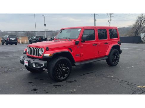 Used 2025 Jeep Wrangler Sahara image 4