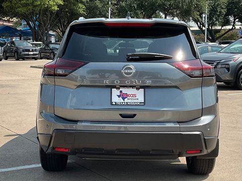 Used 2025 Nissan Rogue SV w/ SV Premium Package FWD image 4
