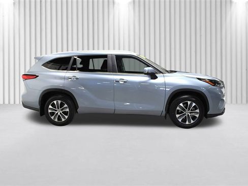 Used 2023 Toyota Highlander XLE AWD/4WD image 2