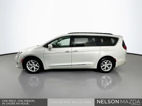 Used 2017 Chrysler Pacifica Touring-L FWD image 9
