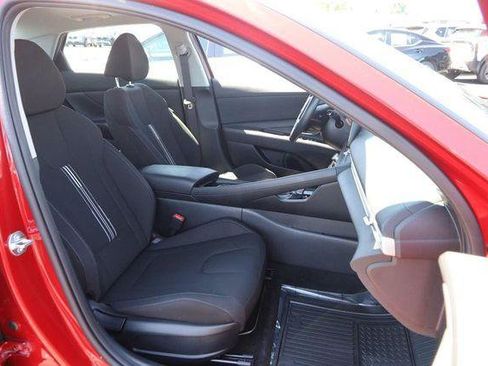Used 2025 Hyundai Elantra SEL FWD image 28