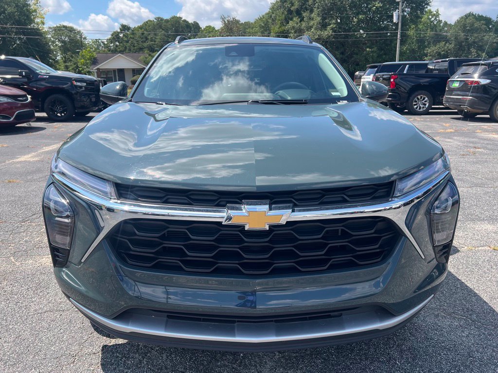 Used 2025 Chevrolet Trax LT FWD image 4