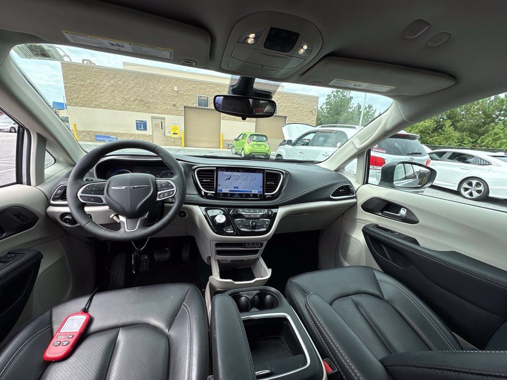 Used 2023 Chrysler Pacifica Touring-L FWD image 14