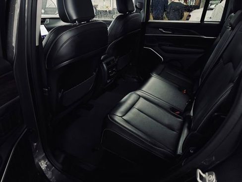 Used 2023 Jeep Grand Cherokee Limited image 20