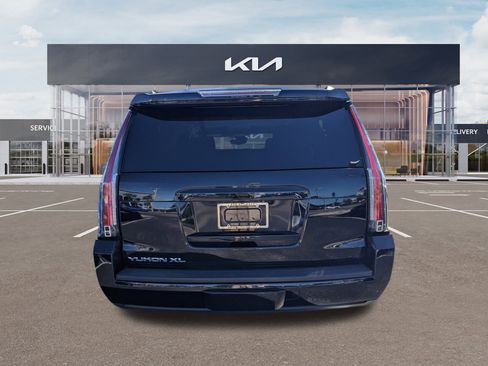 Used 2017 GMC Yukon XL SLT image 5