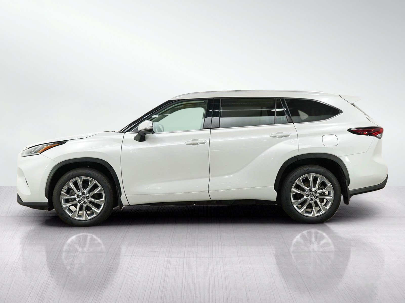 Used 2025 Toyota Highlander Limited AWD/4WD image 2