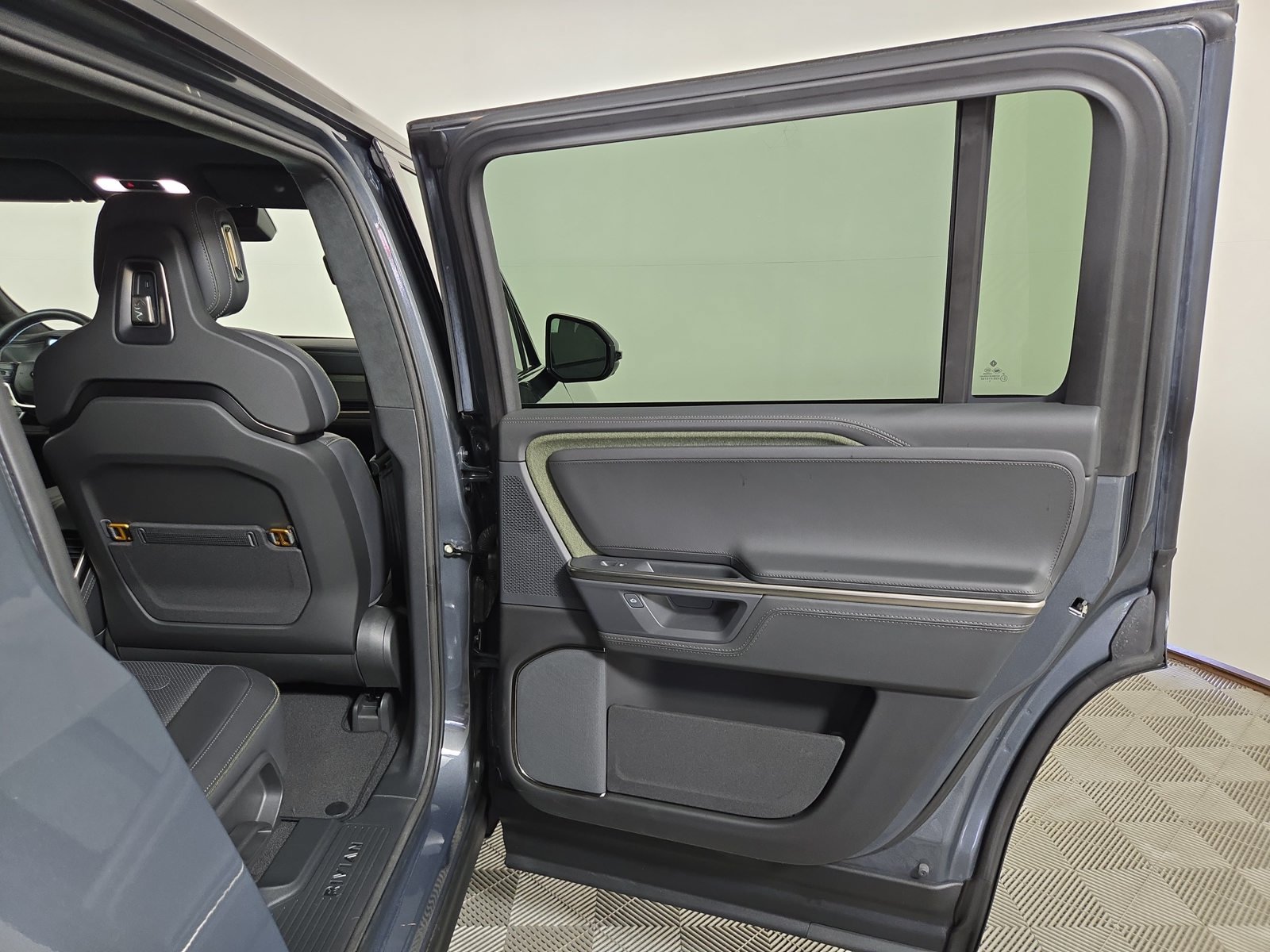 Used 2025 Rivian R1S Adventure Dual AWD/4WD image 19