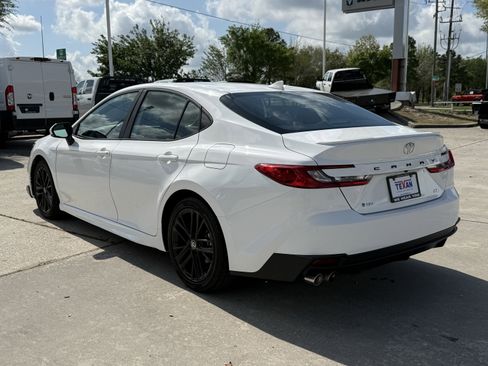 Used 2025 Toyota Camry SE image 7