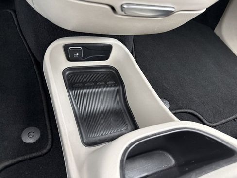 Used 2023 Chrysler Pacifica Touring-L image 35