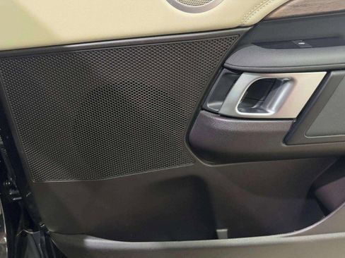 Used 2017 Land Rover Discovery HSE image 56