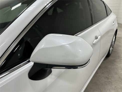 Used 2019 Toyota Avalon Limited image 12