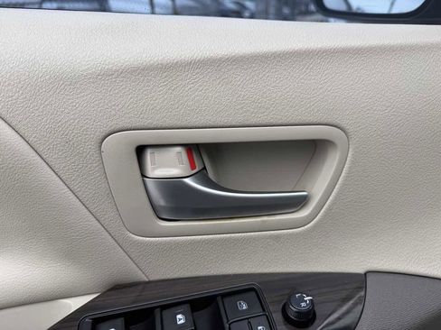 Used 2016 Toyota Sienna XLE w/ XLE Navigation Package image 11