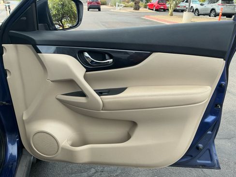 Used 2018 Nissan Rogue SV FWD image 16