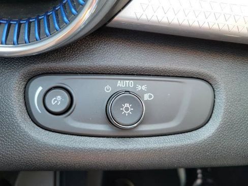 Used 2025 Chevrolet Trax LT FWD image 21