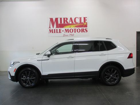Used 2024 Volkswagen Tiguan SE image 2
