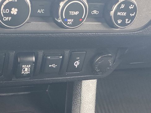 Used 2020 Toyota Tacoma TRD Sport w/ Technology Package image 29