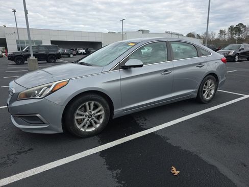 Used 2017 Hyundai Sonata SE image 2