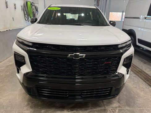 Used 2024 Chevrolet Traverse RS image 2