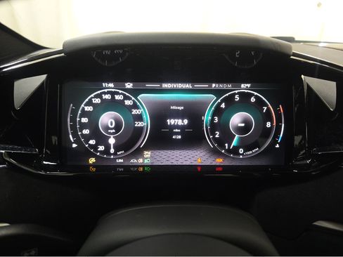 Used 2025 Aston Martin V8 Vantage Coupe RWD image 10