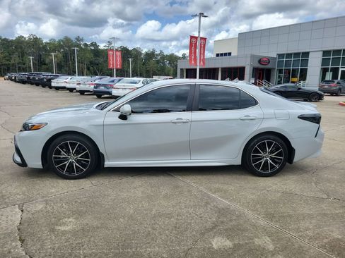 Used 2023 Toyota Camry SE FWD image 2