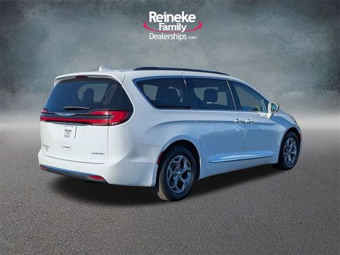 Used 2022 Chrysler Pacifica Limited image 5