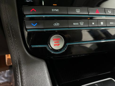 Used 2019 Jaguar F-PACE Prestige image 22