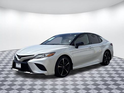 Used 2020 Toyota Camry XSE FWD image 3